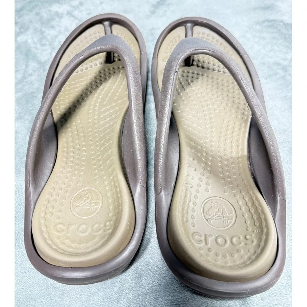 Crocs Sanrah Flip Flops Womens 8 Brown Wedge Sandals Thong Comfort